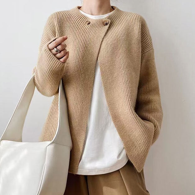 Elegant, insulated poncho sweater in a solid color, button-up