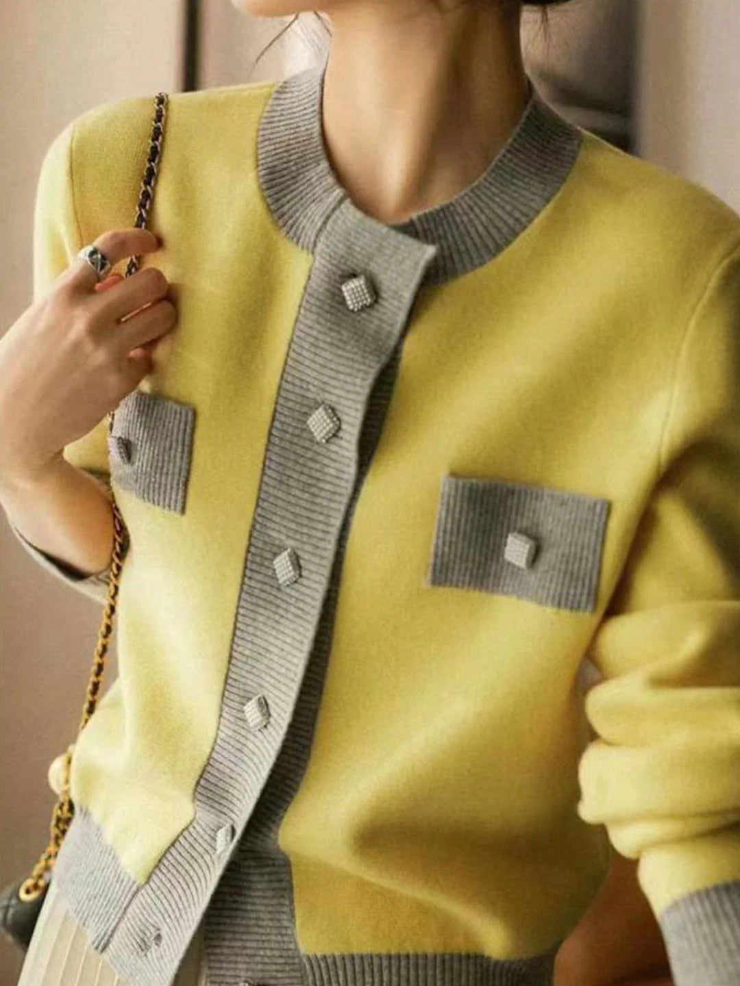 Elegant and comfortable women's cardigan made of contrasting color knit, with a delicate and sweet character