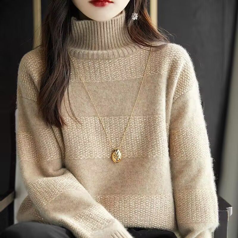 Luxurious, discreet turtleneck sweater with print, elegant and comfortable