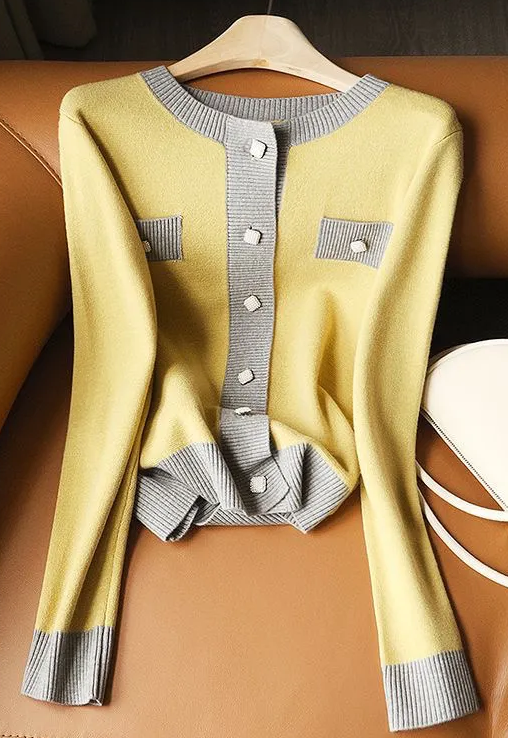 Elegant and comfortable women's cardigan made of contrasting color knit, with a delicate and sweet character
