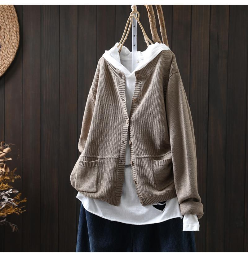 Casual and comfortable cashmere sweater in solid color, buttoned 03