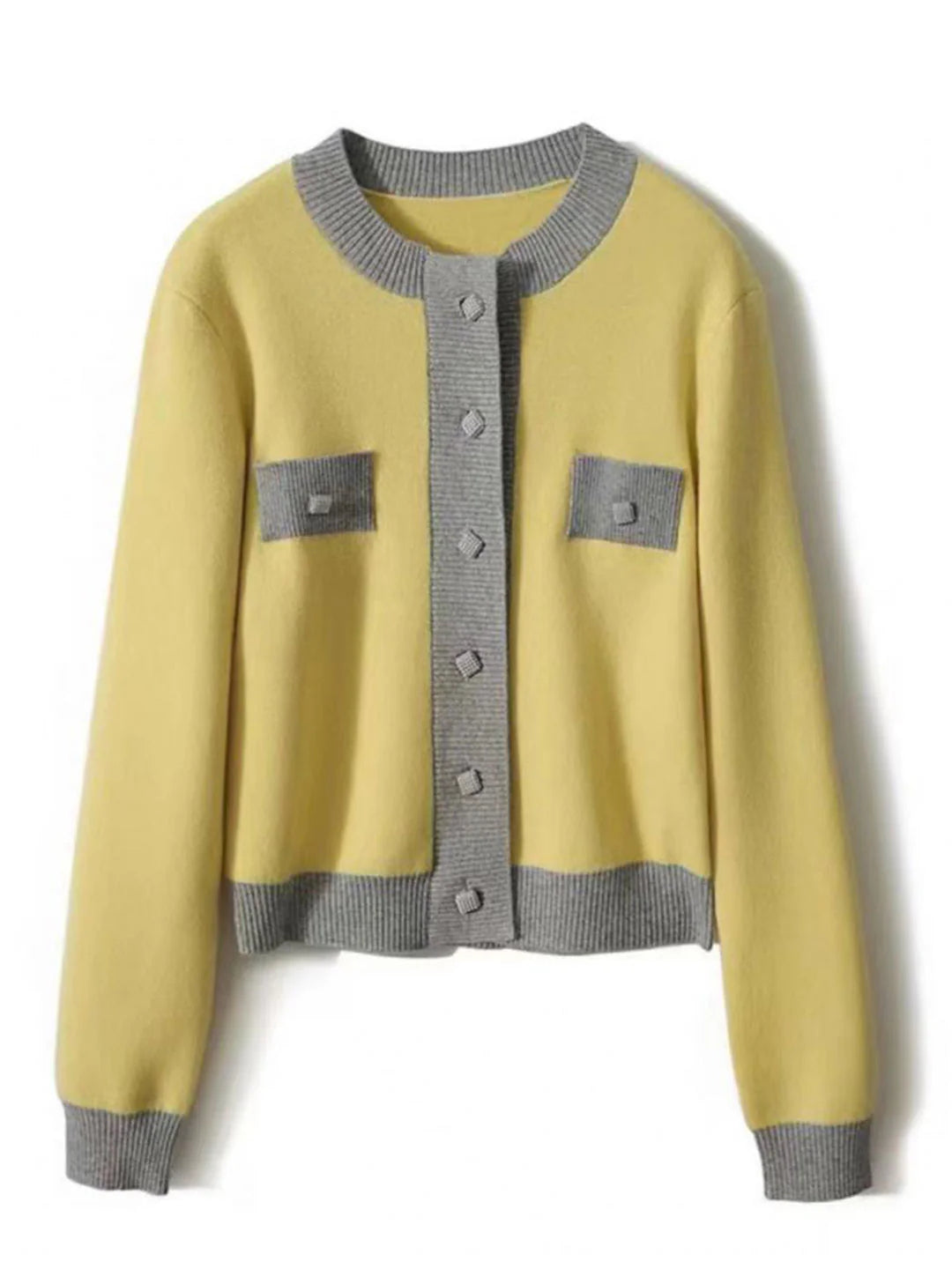 Elegant and comfortable women's cardigan made of contrasting color knit, with a delicate and sweet character