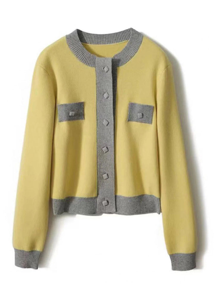 Elegant and comfortable women's cardigan made of contrasting color knit, with a delicate and sweet character