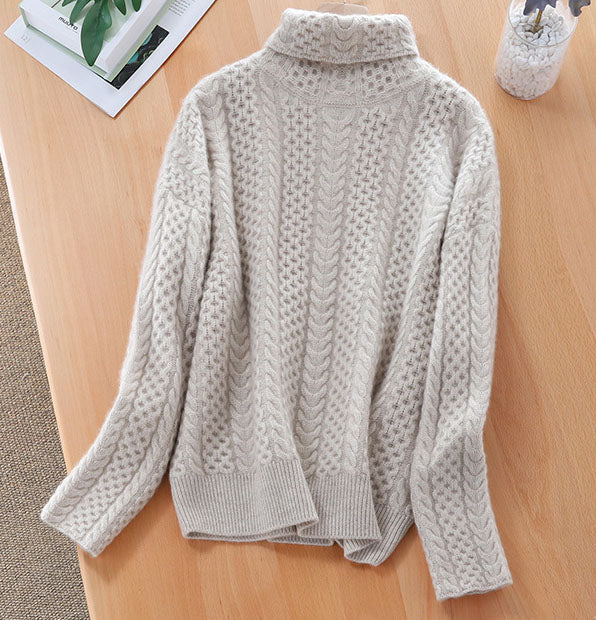 Comfortable sweater with a cashmere turtleneck in solid color