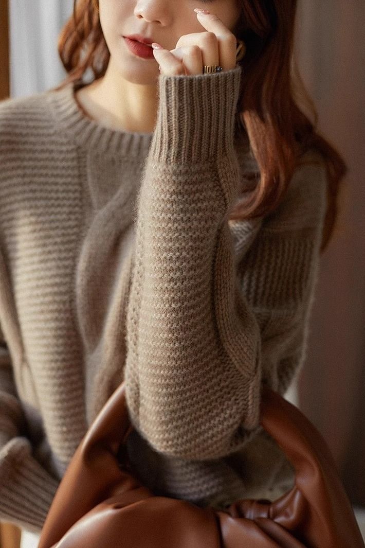 Solid color cashmere sweater with a round neckline, elegant and comfortable