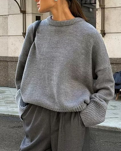 Elegant and comfortable sweater with a round neckline, loose fit, available in various colors
