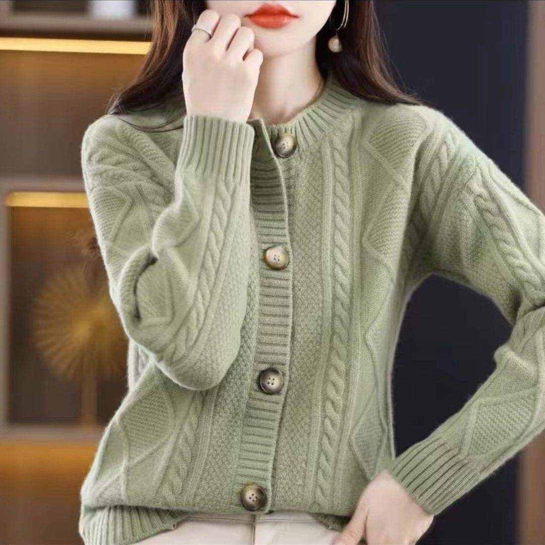 Elegant and Comfortable Cashmere Sweater in Solid Color
