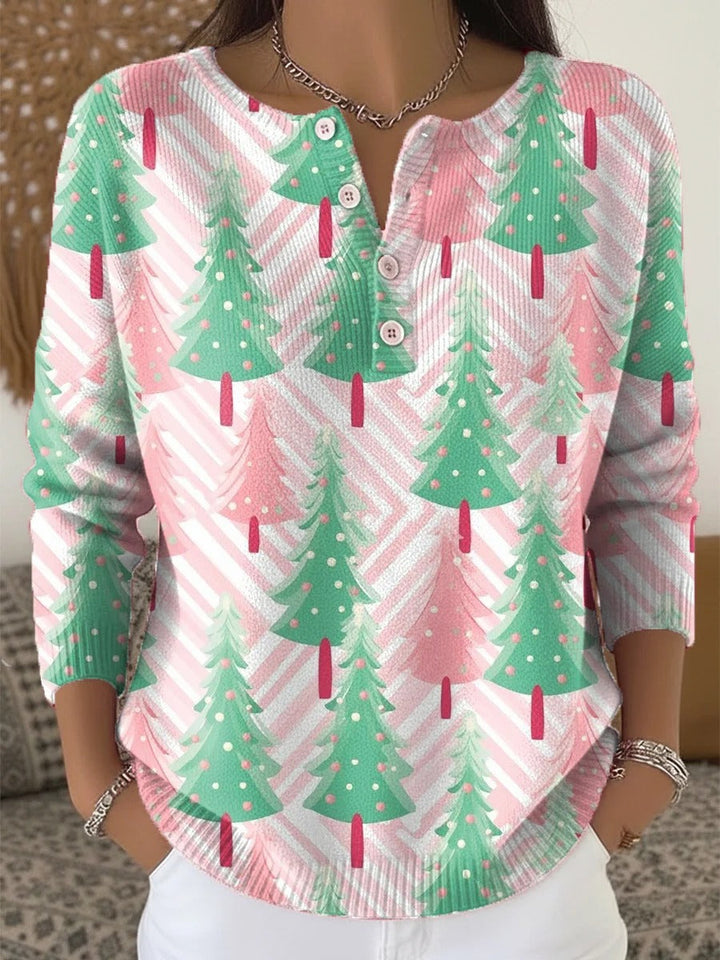 Elegant and cozy sweater with an irregular pattern and Christmas tree motif, buttoned at the neckline