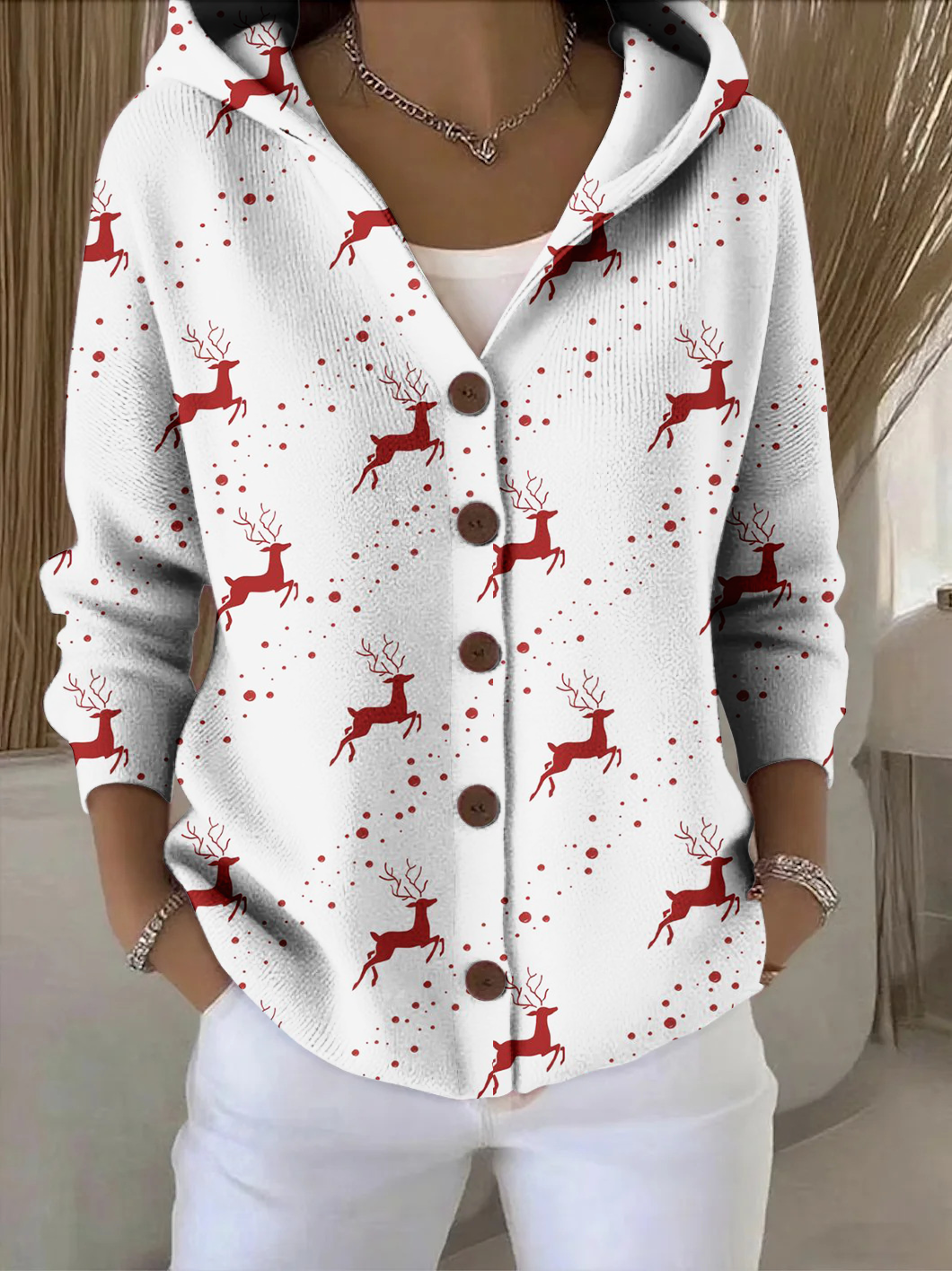 Elegant and comfortable white cardigan with a hood and an abstract red moose pattern, perfect for everyday wear