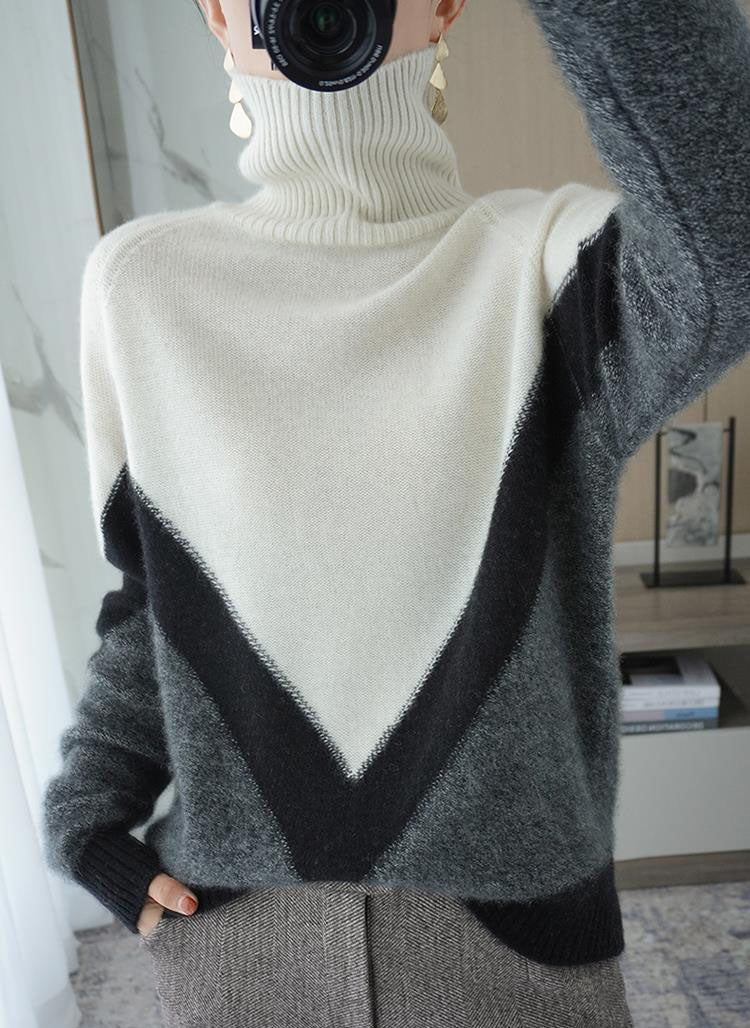 Color-block turtleneck sweater is elegant and comfortable