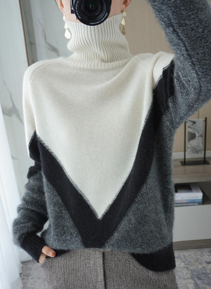 Color-block turtleneck sweater is elegant and comfortable