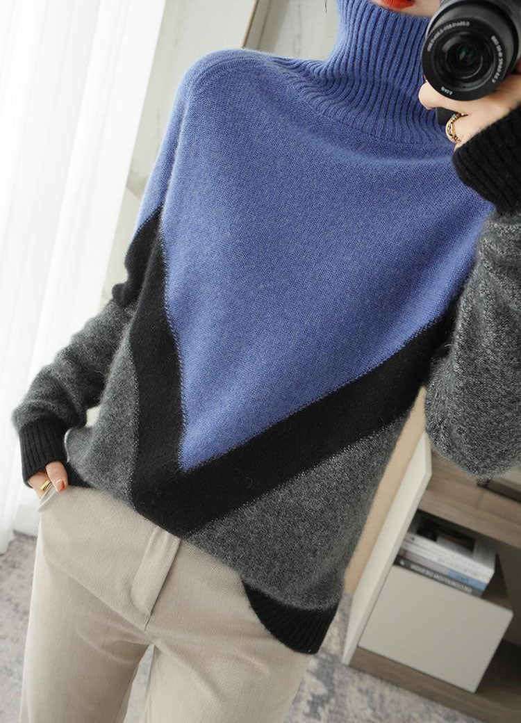 Color-block turtleneck sweater is elegant and comfortable