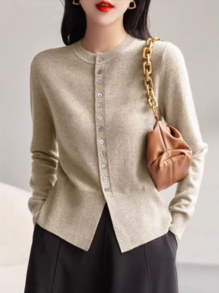 Elegant and comfortable cardigan made of soft knit, buttoned