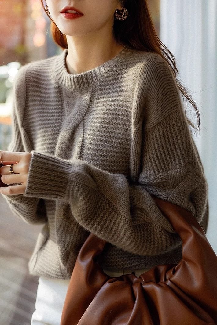 Solid color cashmere sweater with a round neckline, elegant and comfortable