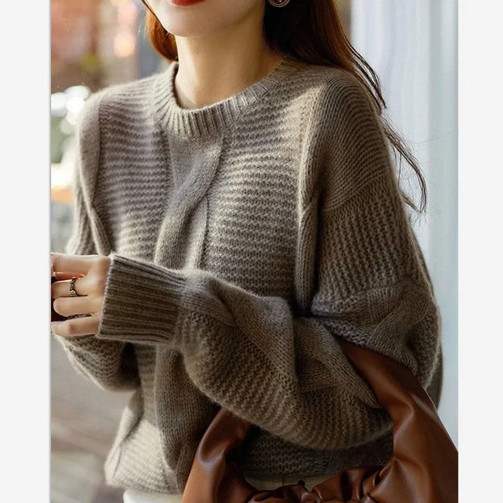 Solid color cashmere sweater with a round neckline, elegant and comfortable