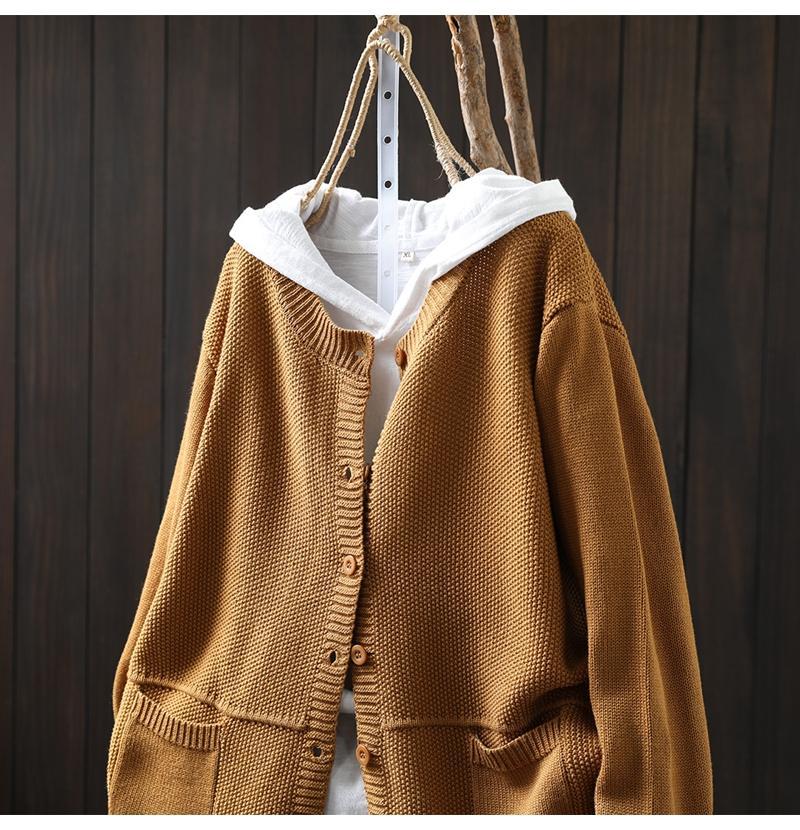 Casual and comfortable cashmere sweater in solid color, buttoned 03