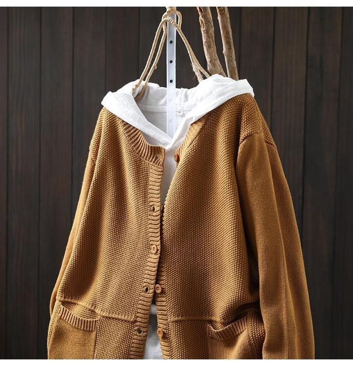 Casual and comfortable cashmere sweater in solid color, buttoned 03