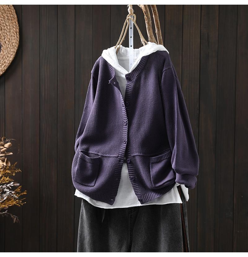 Casual and comfortable cashmere sweater in solid color, buttoned 02