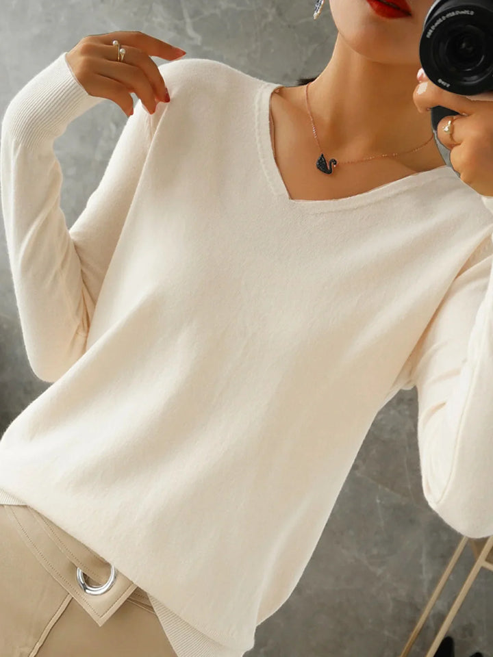 Women's fitted sweater with long sleeves, in a solid color