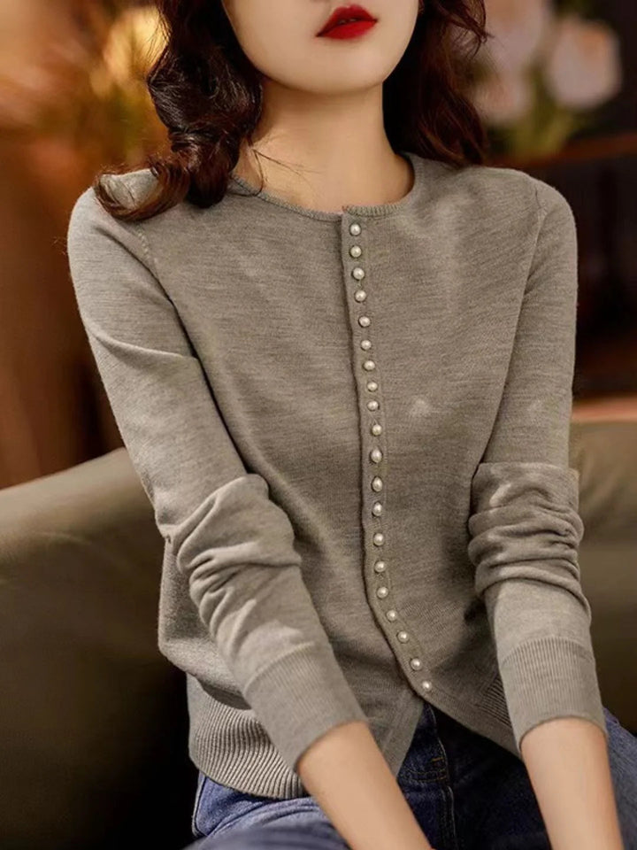 Elegant and comfortable retro-style cardigan in a solid color, soft as a cloud
