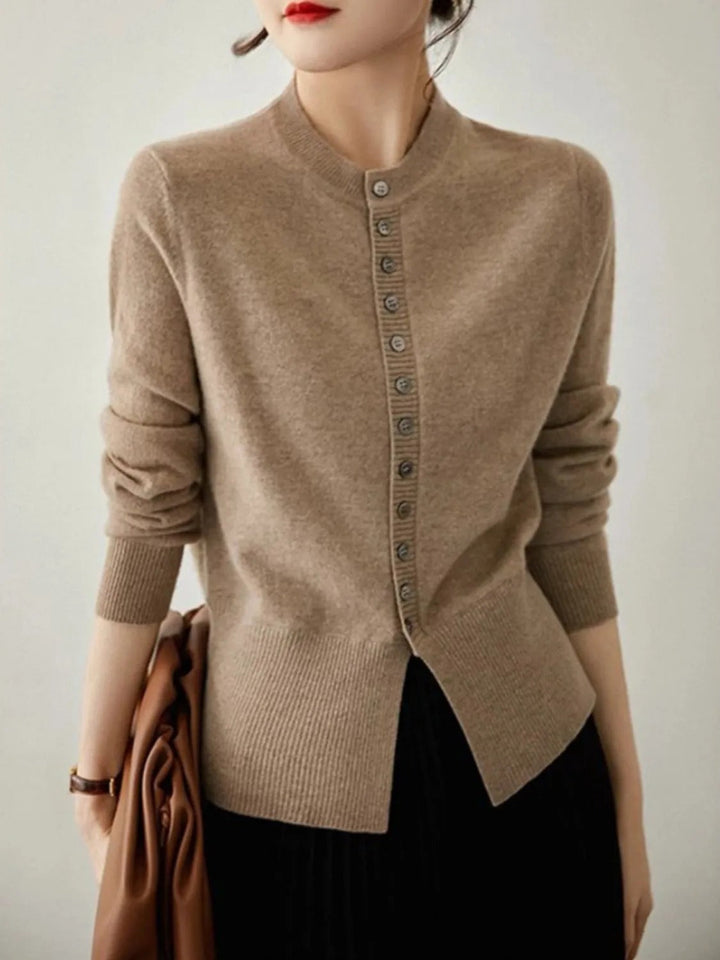 Elegant and comfortable cardigan made of soft knit, buttoned
