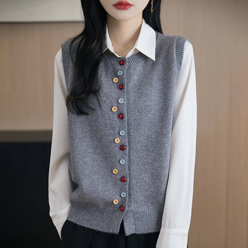 Elegant and comfortable sleeveless sweater with multicolored buttons