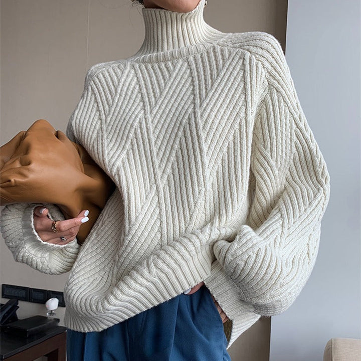 Elegant and Loose Sweater with Thick Turtleneck in Diagonal Pattern