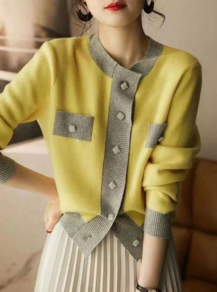 Elegant and comfortable women's cardigan made of contrasting color knit, with a delicate and sweet character