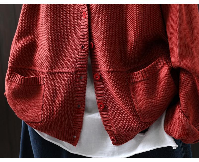 Casual and comfortable cashmere sweater in solid color, button-up