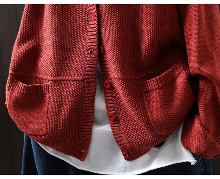 Casual and comfortable cashmere sweater in solid color, buttoned 03