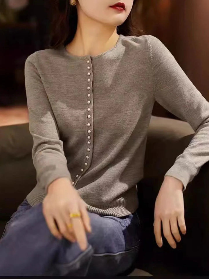 Elegant and comfortable retro-style cardigan in a solid color, soft as a cloud