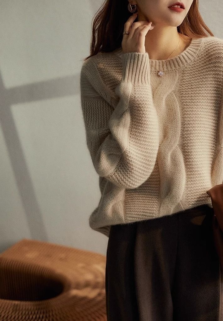 Solid color cashmere sweater with a round neckline, elegant and comfortable