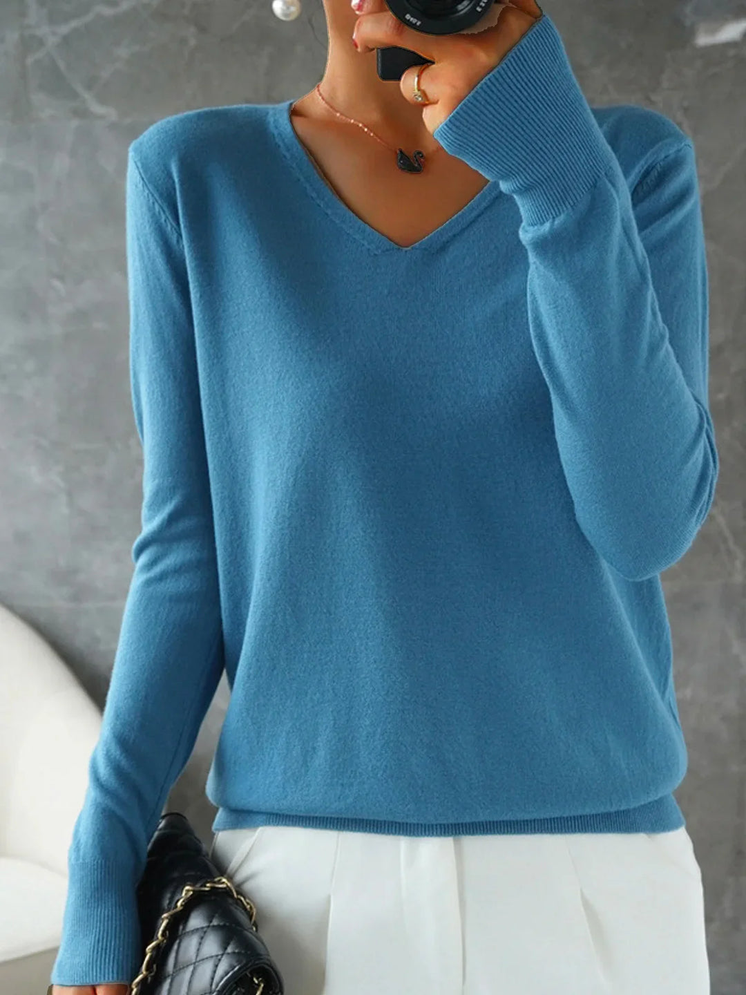 Women's fitted sweater with long sleeves, in a solid color