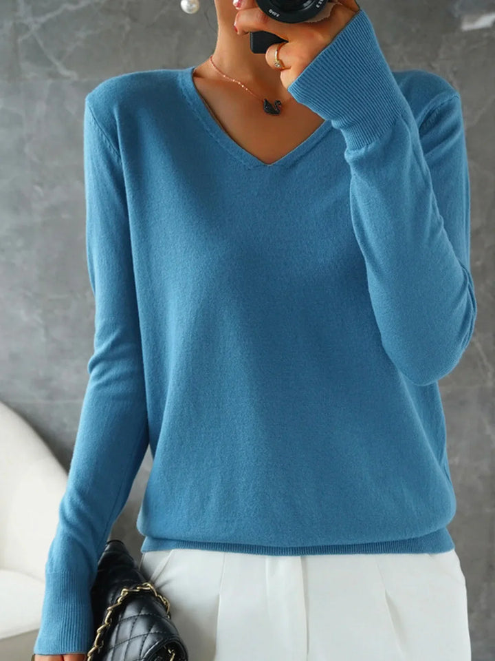 Women's fitted sweater with long sleeves, in a solid color