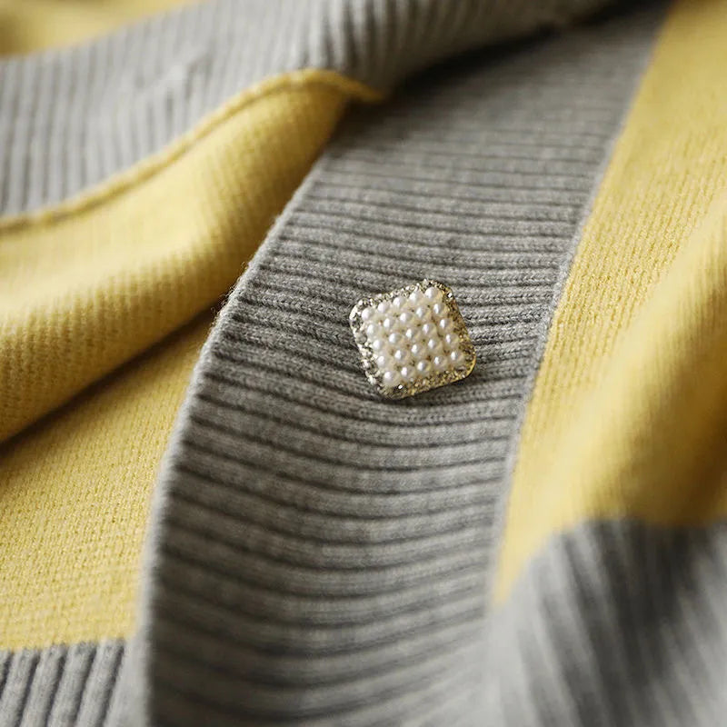 Elegant and comfortable women's cardigan made of contrasting color knit, with a delicate and sweet character
