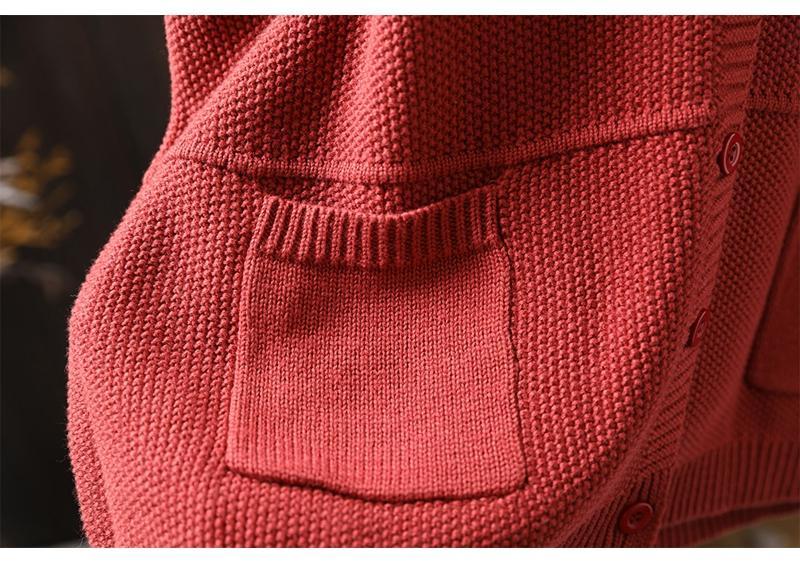 Casual and comfortable cashmere sweater in solid color, buttoned 03