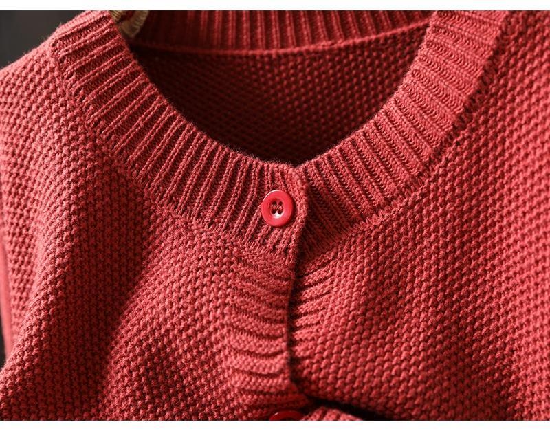 Casual and comfortable cashmere sweater in solid color, buttoned 02