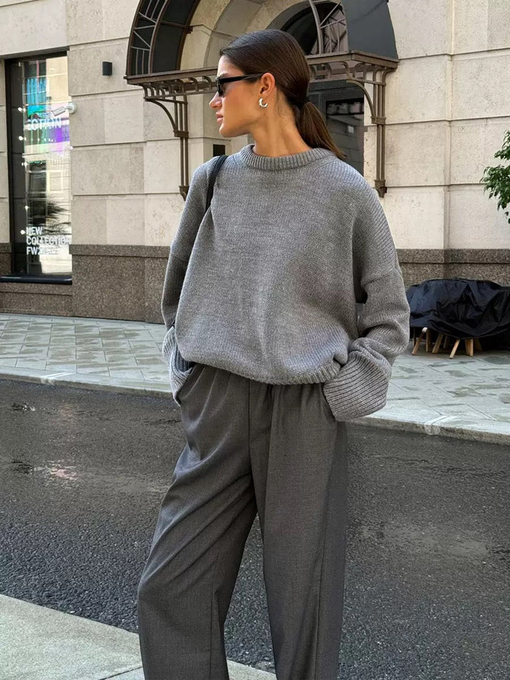 Elegant and comfortable sweater with a round neckline, loose fit, available in various colors