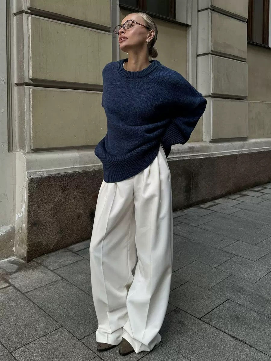 Elegant and comfortable sweater with a round neckline, loose fit, available in various colors