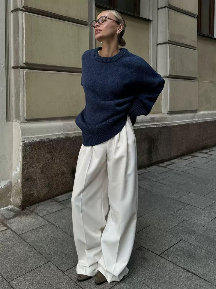 Elegant and comfortable sweater with a round neckline, loose fit, available in various colors