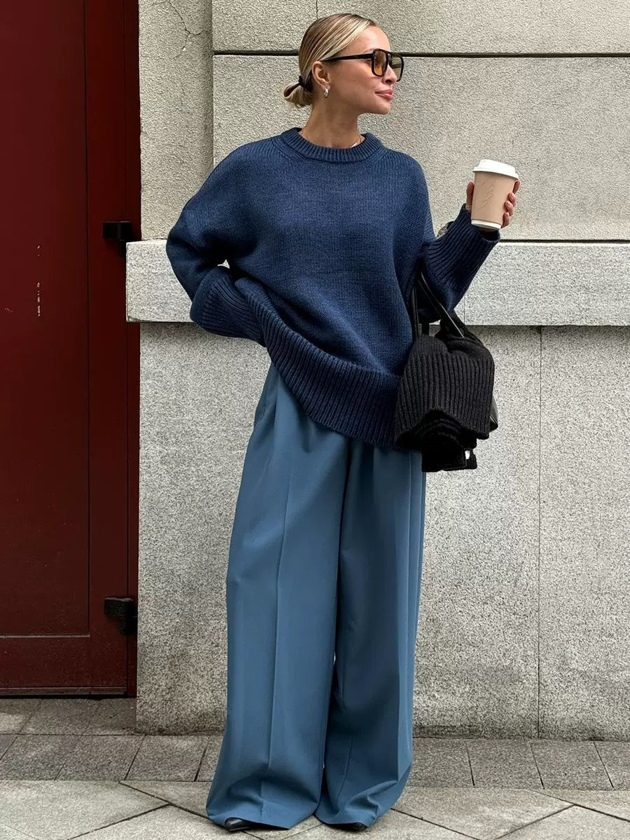 Elegant and comfortable sweater with a round neckline, loose fit, available in various colors