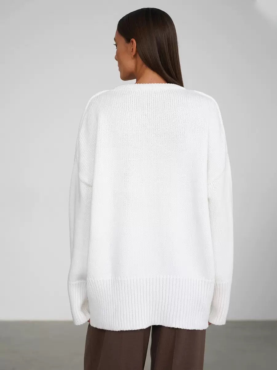 Elegant and comfortable sweater with a round neckline, loose fit, available in various colors