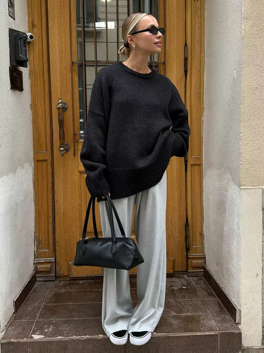 Elegant and comfortable sweater with a round neckline, loose fit, available in various colors