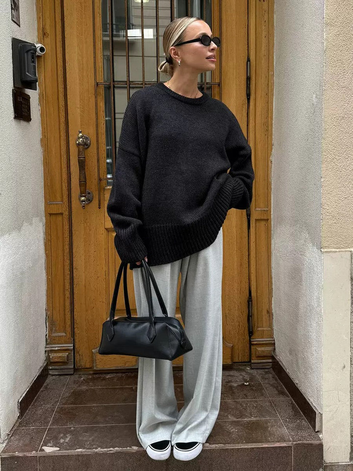 Elegant and comfortable sweater with a round neckline, loose fit, available in various colors