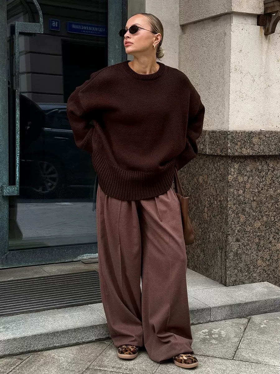 Elegant and comfortable sweater with a round neckline, loose fit, available in various colors