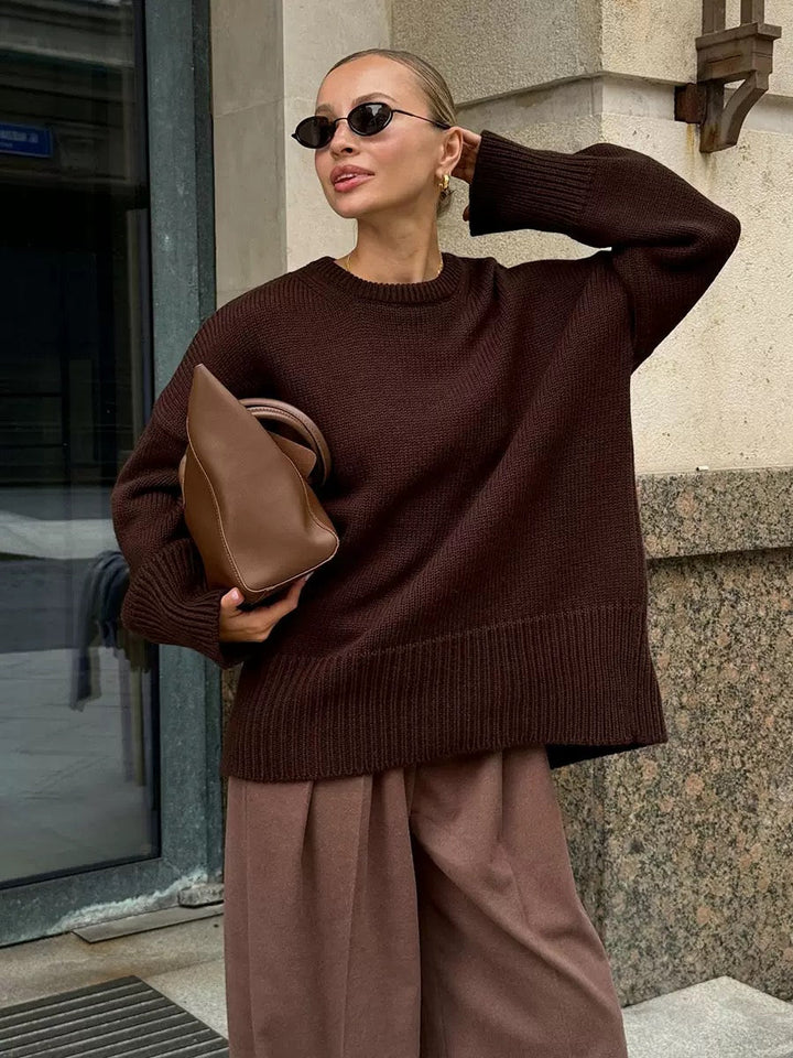 Elegant and comfortable sweater with a round neckline, loose fit, available in various colors