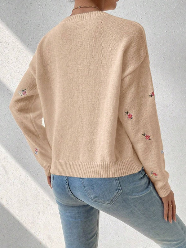 Elegant and comfortable sweater with a round neckline and floral pattern, soft to the touch, versatile and cozy