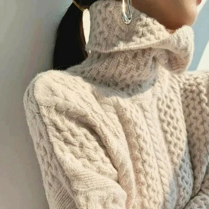 Comfortable sweater with a cashmere turtleneck in solid color