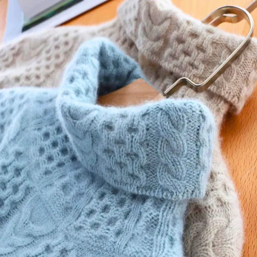 Comfortable sweater with a cashmere turtleneck in solid color