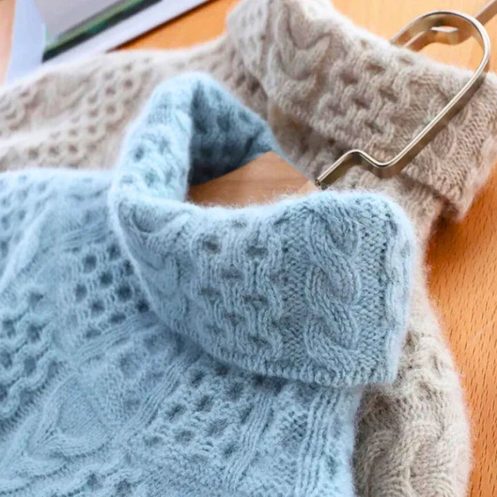 Comfortable sweater with a cashmere turtleneck in solid color